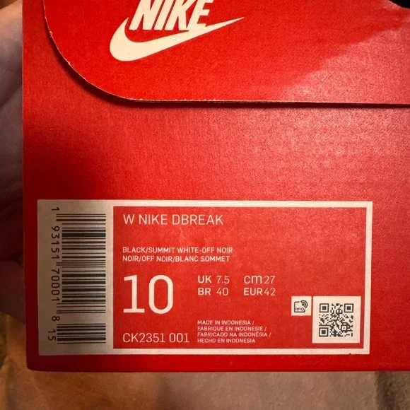 Nike Women’s Black and White Sneakers - Picture 3 of 5